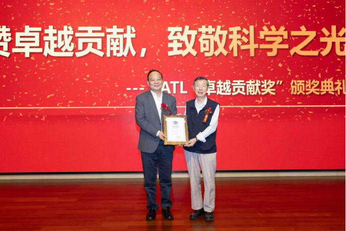 宁德代为陈立泉院士颁发卓越贡献奖