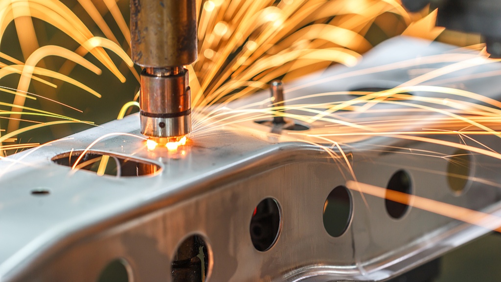 材料革命改写产业格局国产汽车用上钢铁铠甲领跑安全赛道